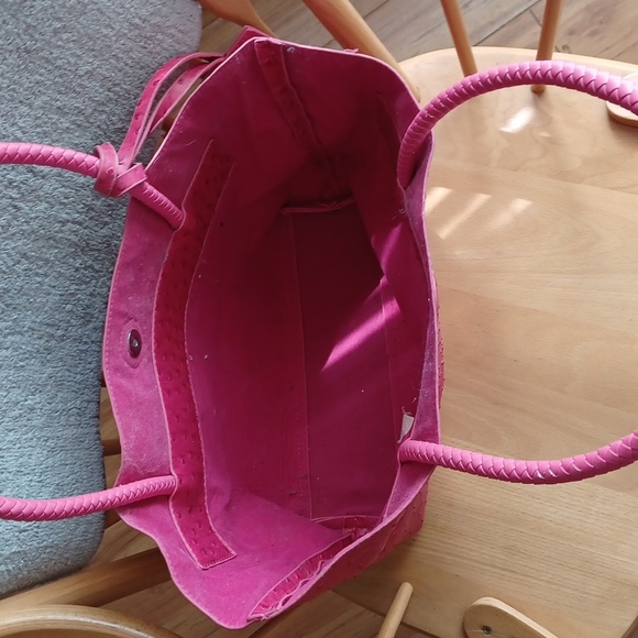 Pink tote purse with detachable zipper wallet with attached key chain inside - Picture 4 of 4